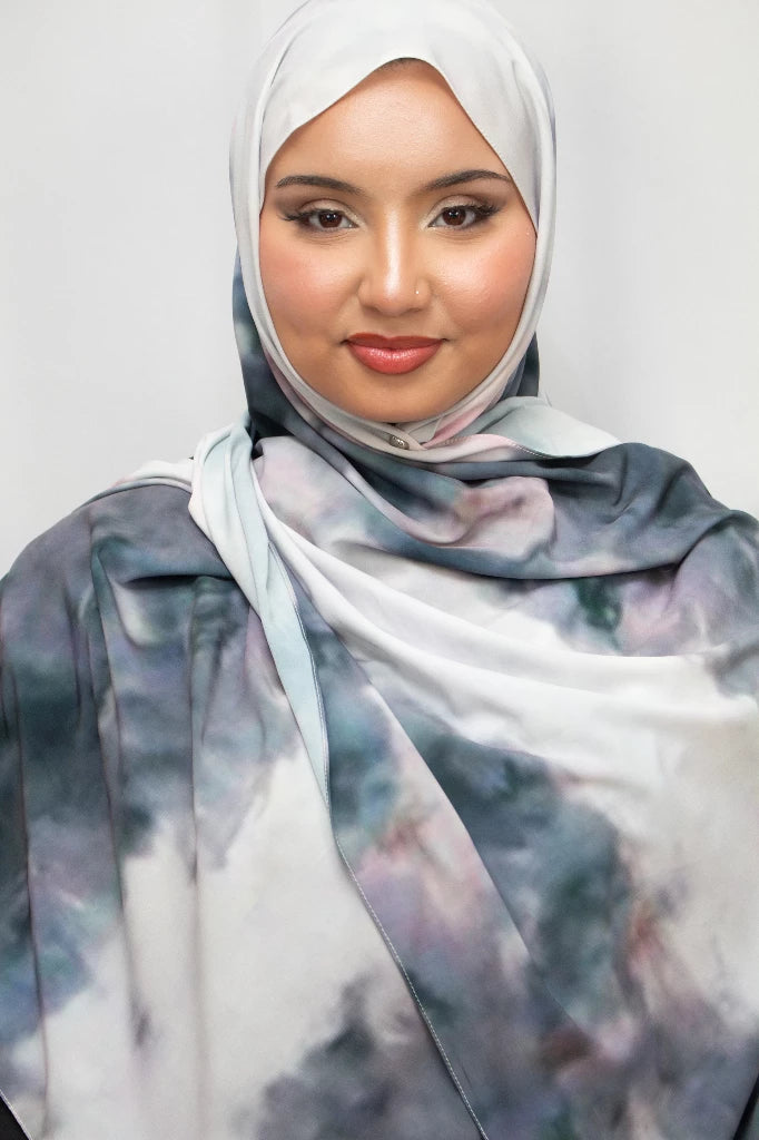Aquarel print hijab Grijs - Model | byOumich