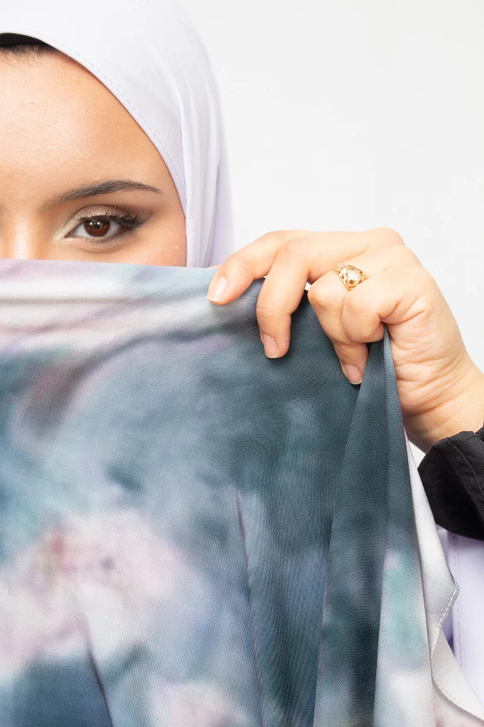 Aquarel print hijab Grijs - Zijaanzicht | byOumich