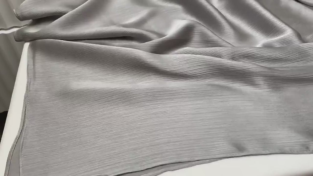 Satijnen Plissé Hijab – Elegante Hoofddoek met Zijdeglans