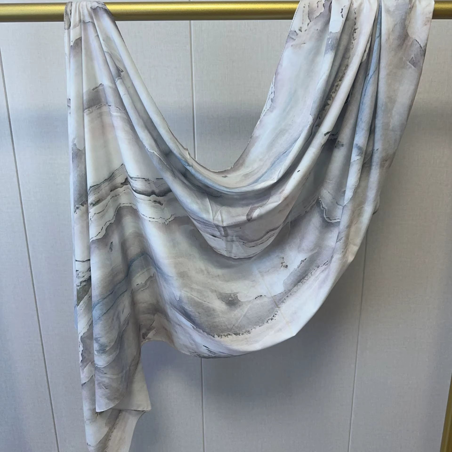 Aquarel print hijab Grijs - Hoofdfoto print hoofddoek | byOumich